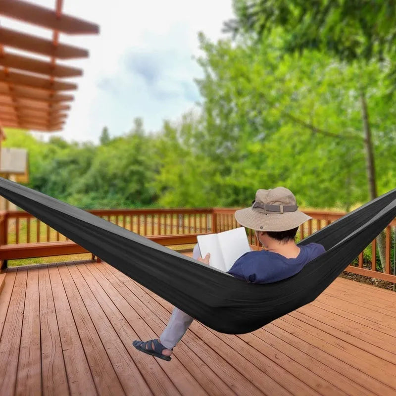 Double camping parachute hammock 300x200cm 210T nylon with tree straps and carabiners in outdoor setting