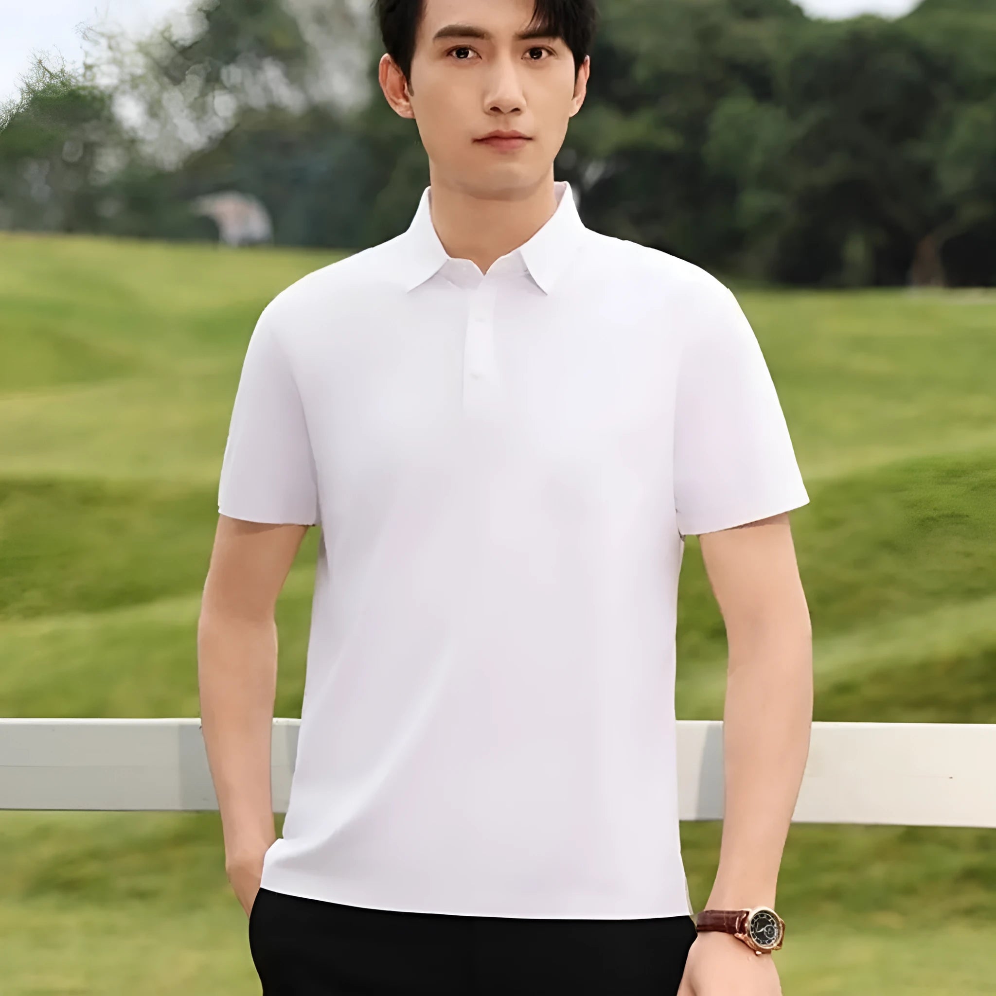 Men's solid colour slim fit T-shirt with seamless lapel neckline and short sleeves.