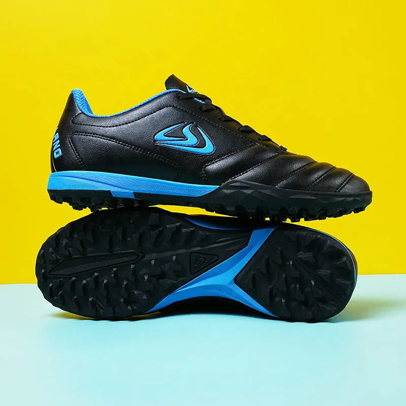 Men's low-top football boots with synthetic leather upper and rubber sole for artificial grass pitches.