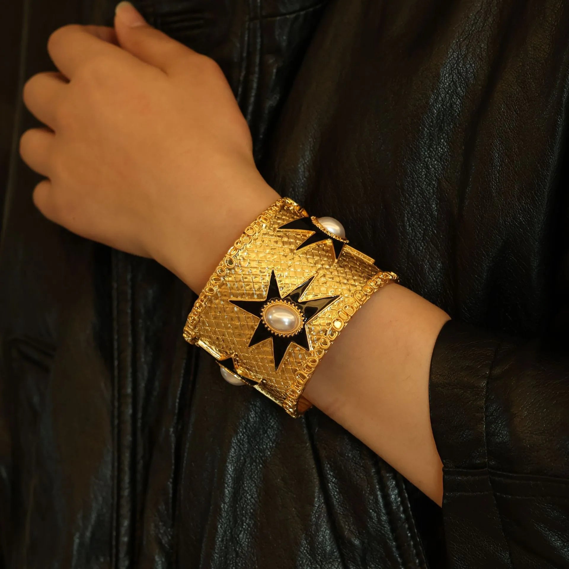Gold-plated wide retro bracelet with star detailing, 5.8cm interface, picture colour finish