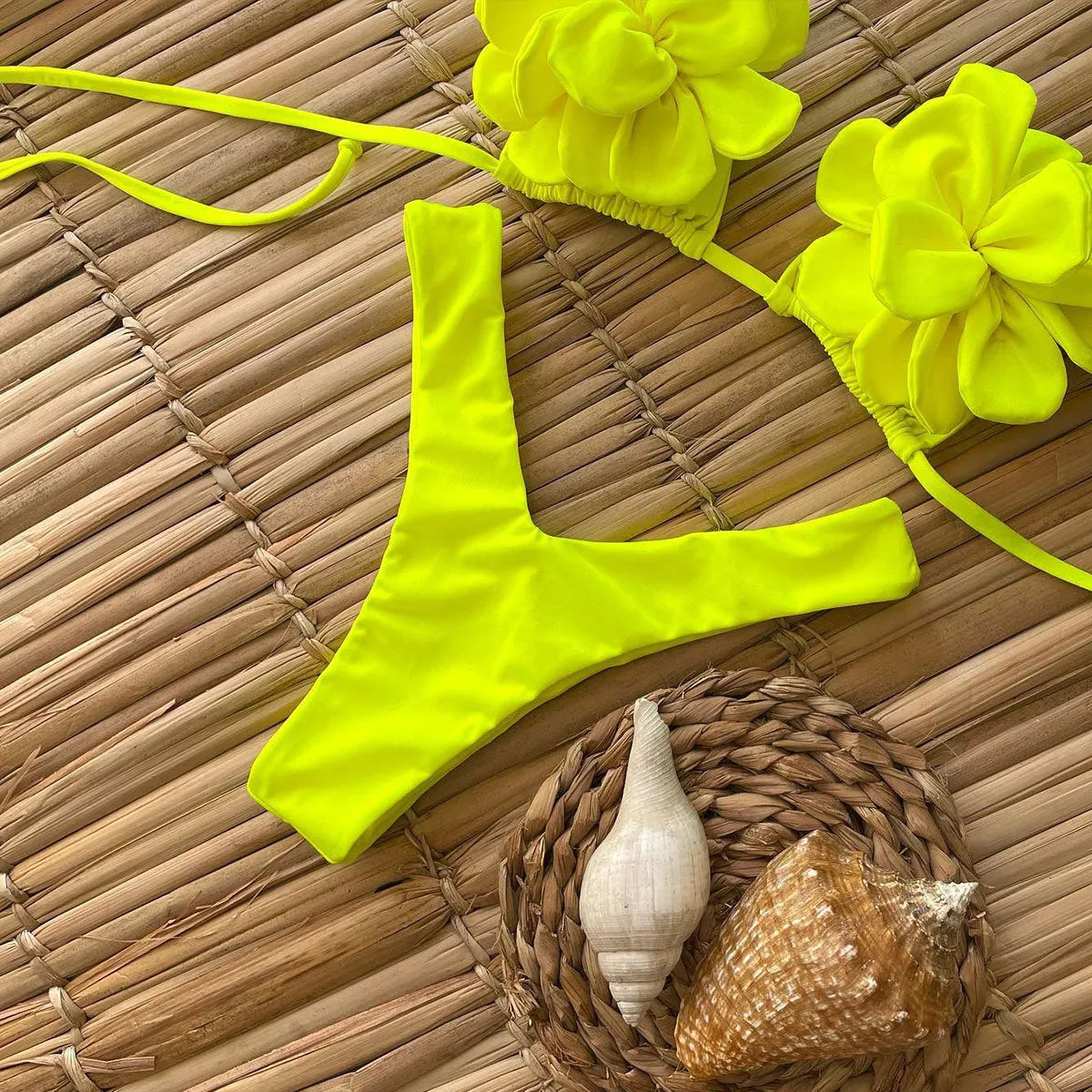 Three-point 3D flower low waist bikini swimsuit in solid colour with backless design