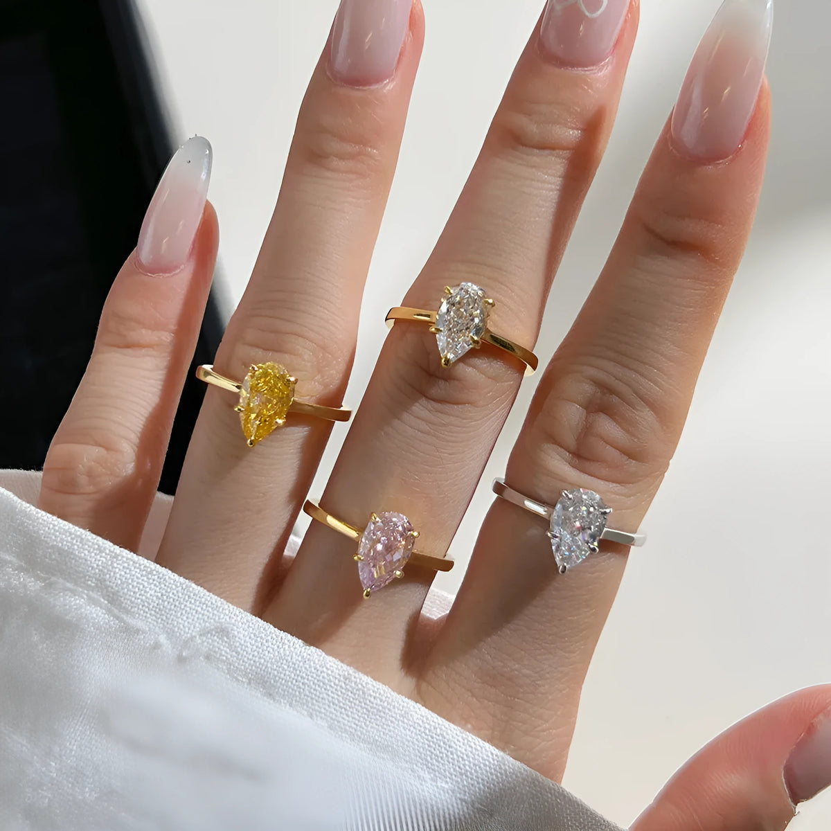 Sterling silver closed ring with pear-shaped zircon inlay and electroplated geometric band