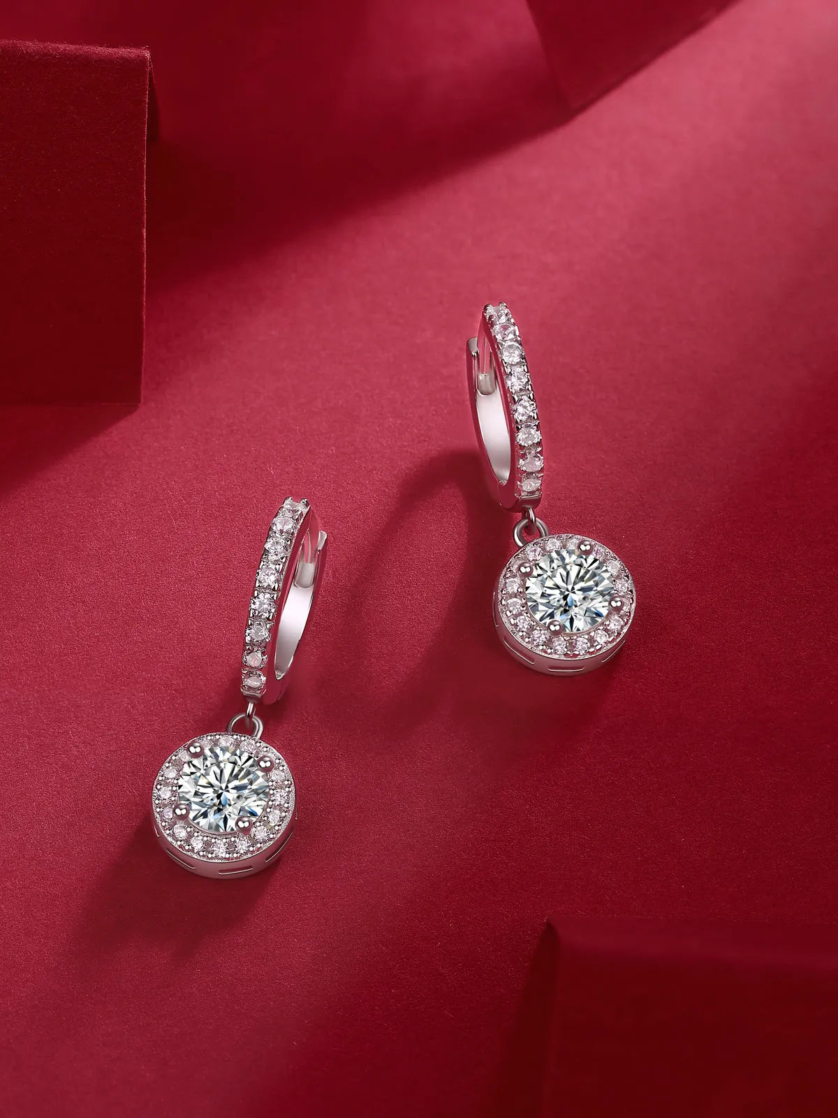 Two moissanite stud earrings, 0.5 carat, S925 silver plated with platinum, 3.2 grams, gift box and GRA certificate.
