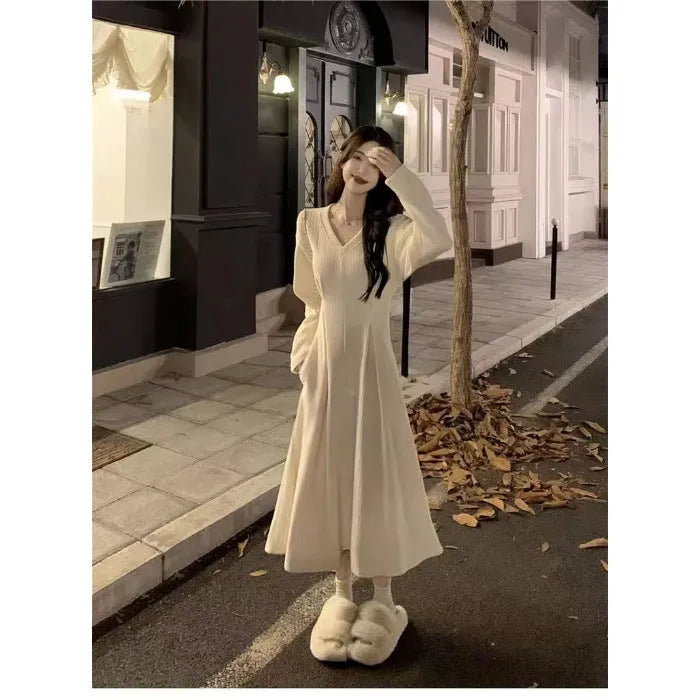 Women's V-neck polyester knitted dress with princess sleeves and long suspender skirt in art retro style