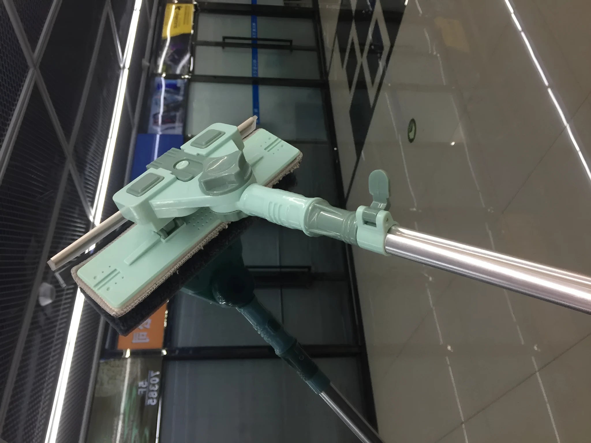 Manual glass cleaner with retractable handle and double-sided stainless steel scraper for high-rise window cleaning