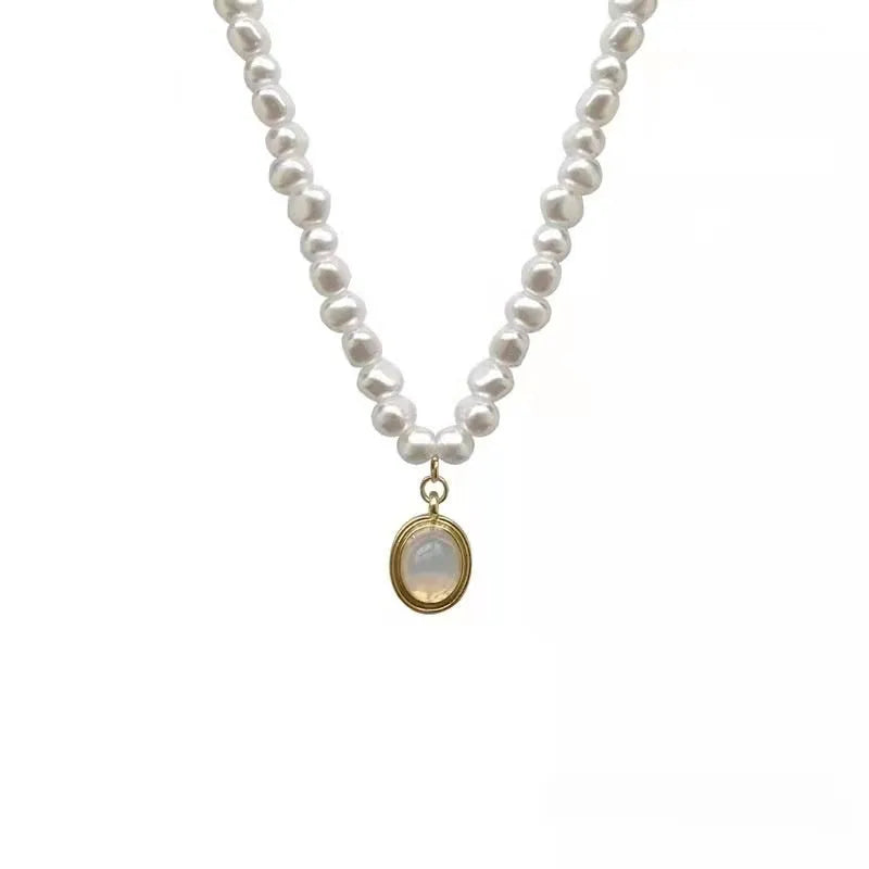 Vintage pearl necklace with geometric pendant on adjustable chain up to 50cm.
