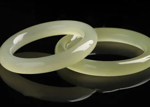 Jade round bar bracelet with winding design showing six sizing options