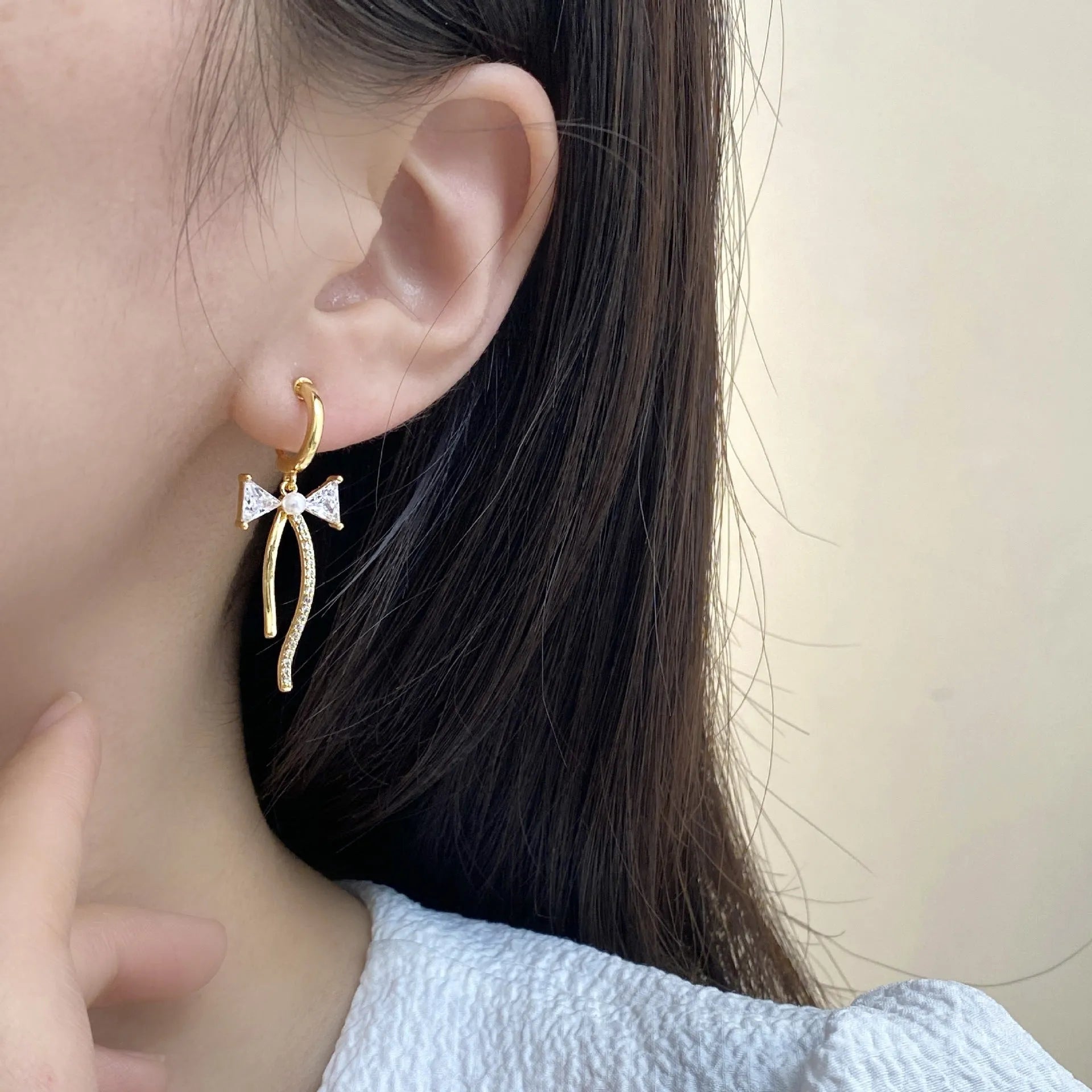 Asymmetric C-shaped earrings with micro-set zirconia, copper finish, ear clip style