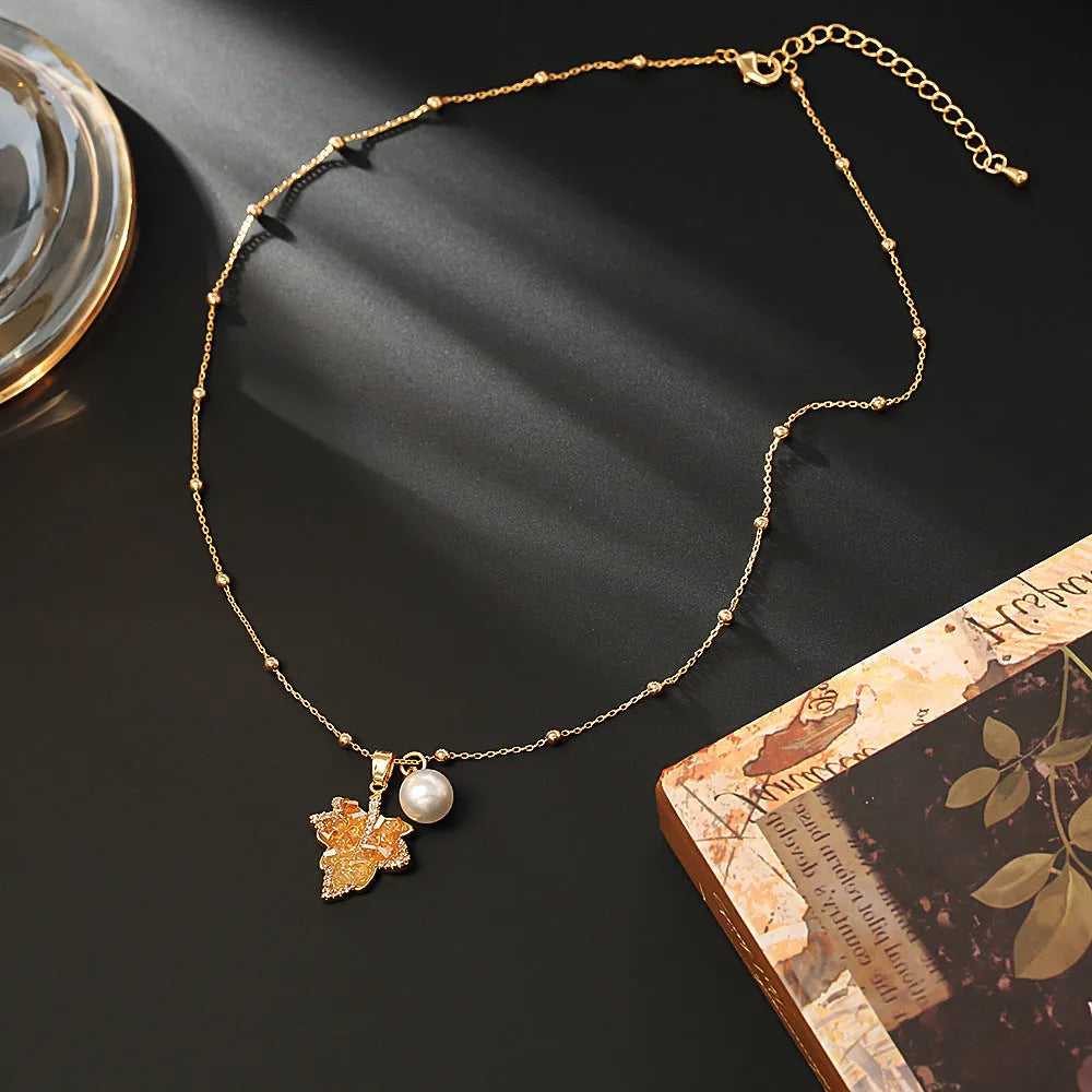 Retro gradient crystal maple leaf pendant necklace on copper chain for women