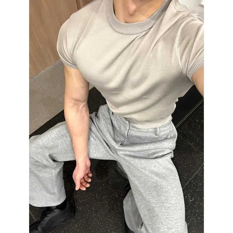 Men's slim fit knitted T-shirt with muscle-showing design and thread cuff-closing short sleeves in solid colour