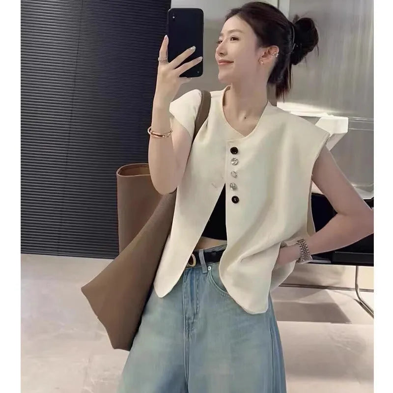Women's loose fit sleeveless vest in solid colour with side pockets.