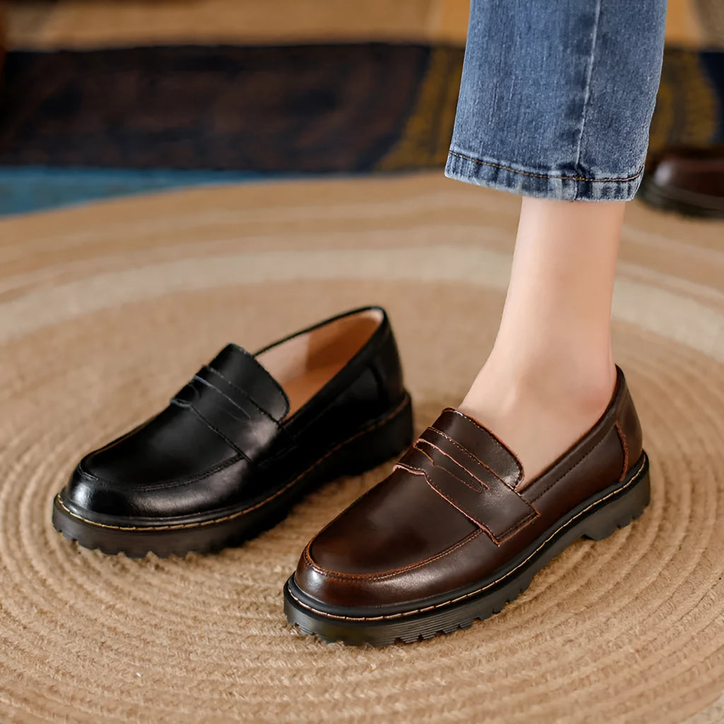 Women's round head thick low heel leather pumps in Hepburn Black