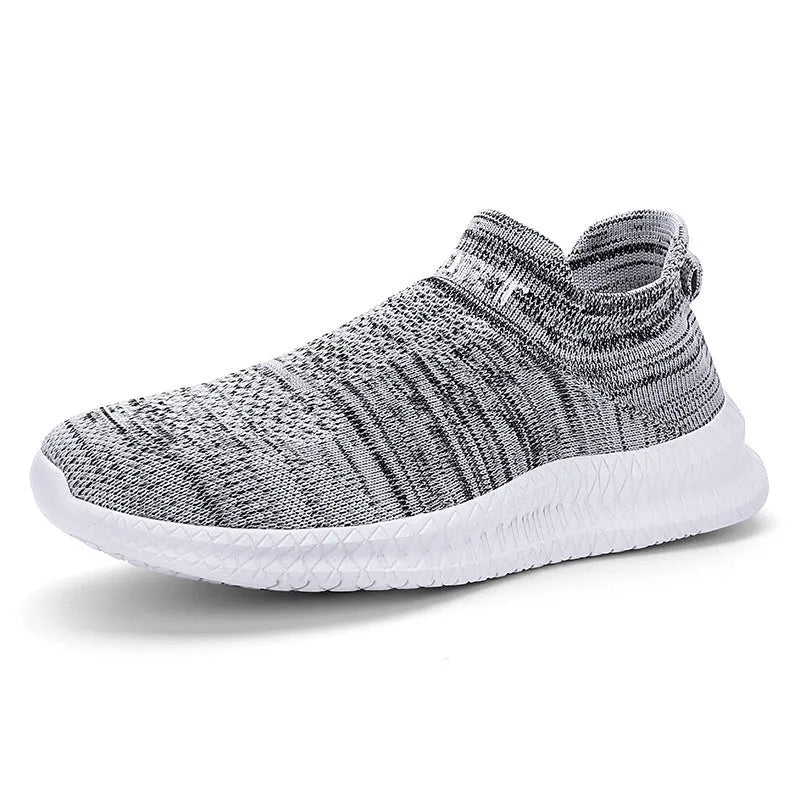 Men's breathable flyknit running shoes in casual design with flat heel