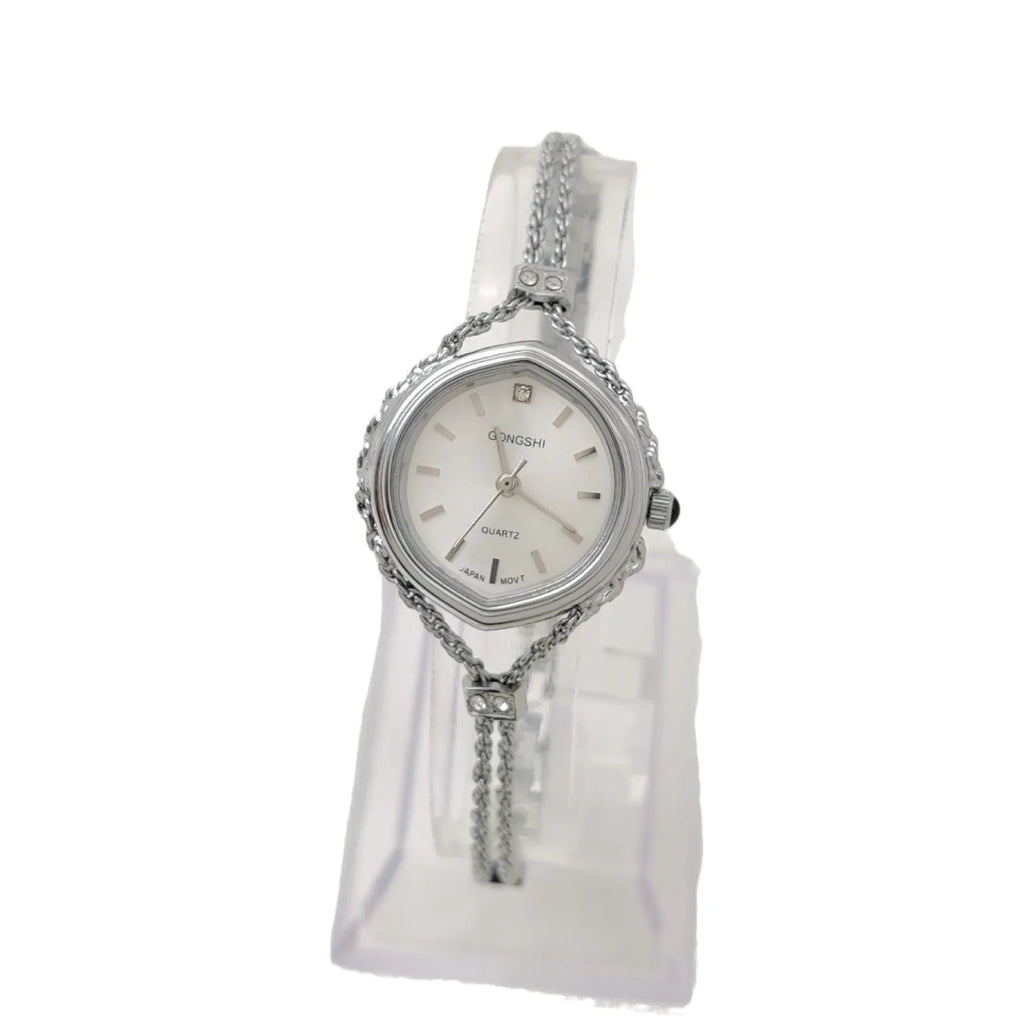 Women's quartz watch with 25mm dial and chain strap in gold or silver finish