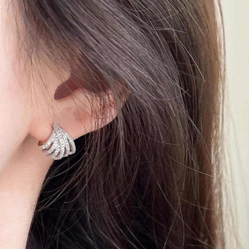 Geometric platinum-coloured zircon earrings with line design and European-American styling
