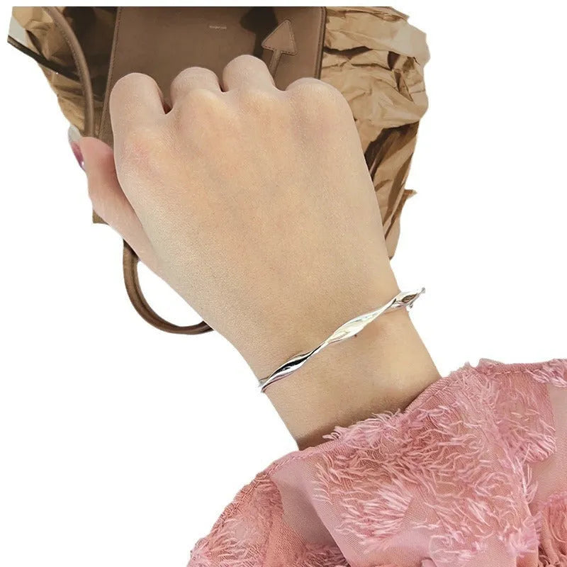 Mobius twisted silver-plated bracelet for women white gold casual line pattern