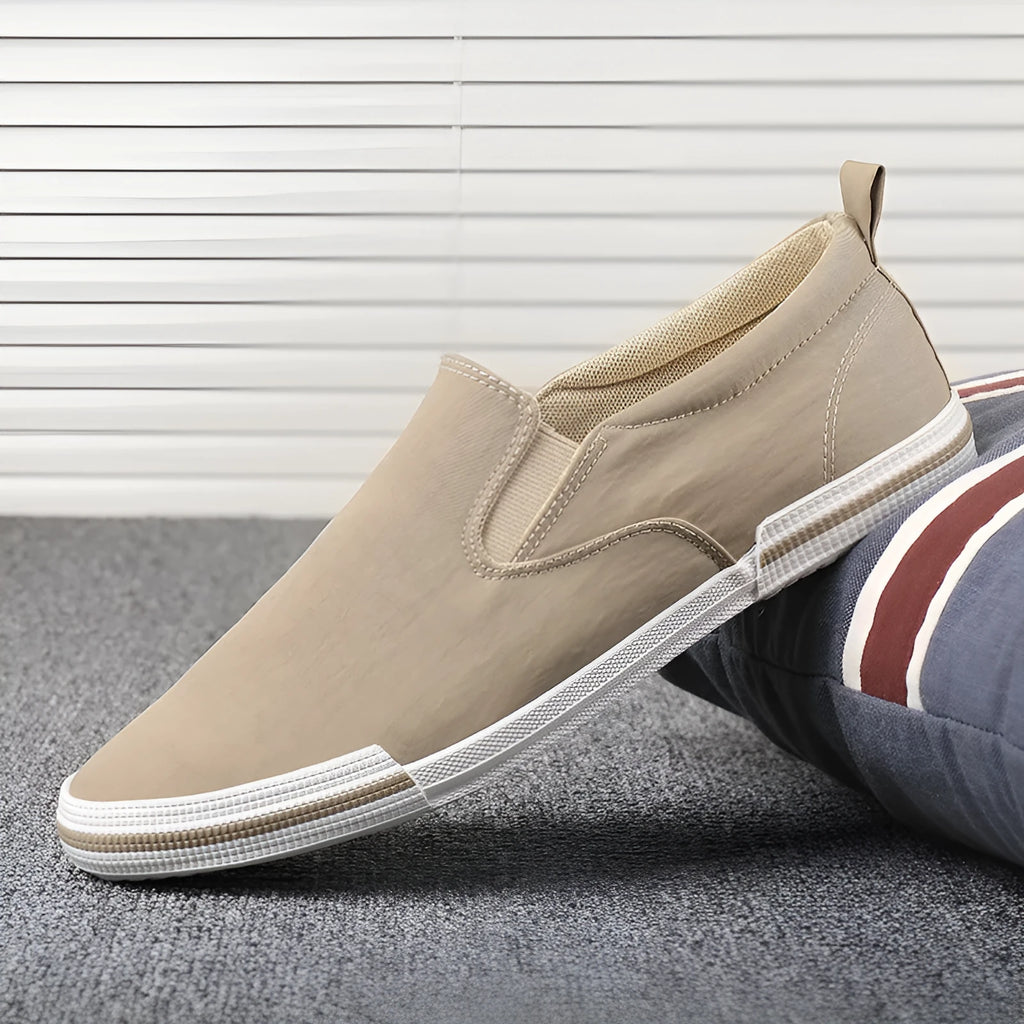 Men's low-top canvas casual shoe in grey with a vulcanised rubber sole and rounded toe.