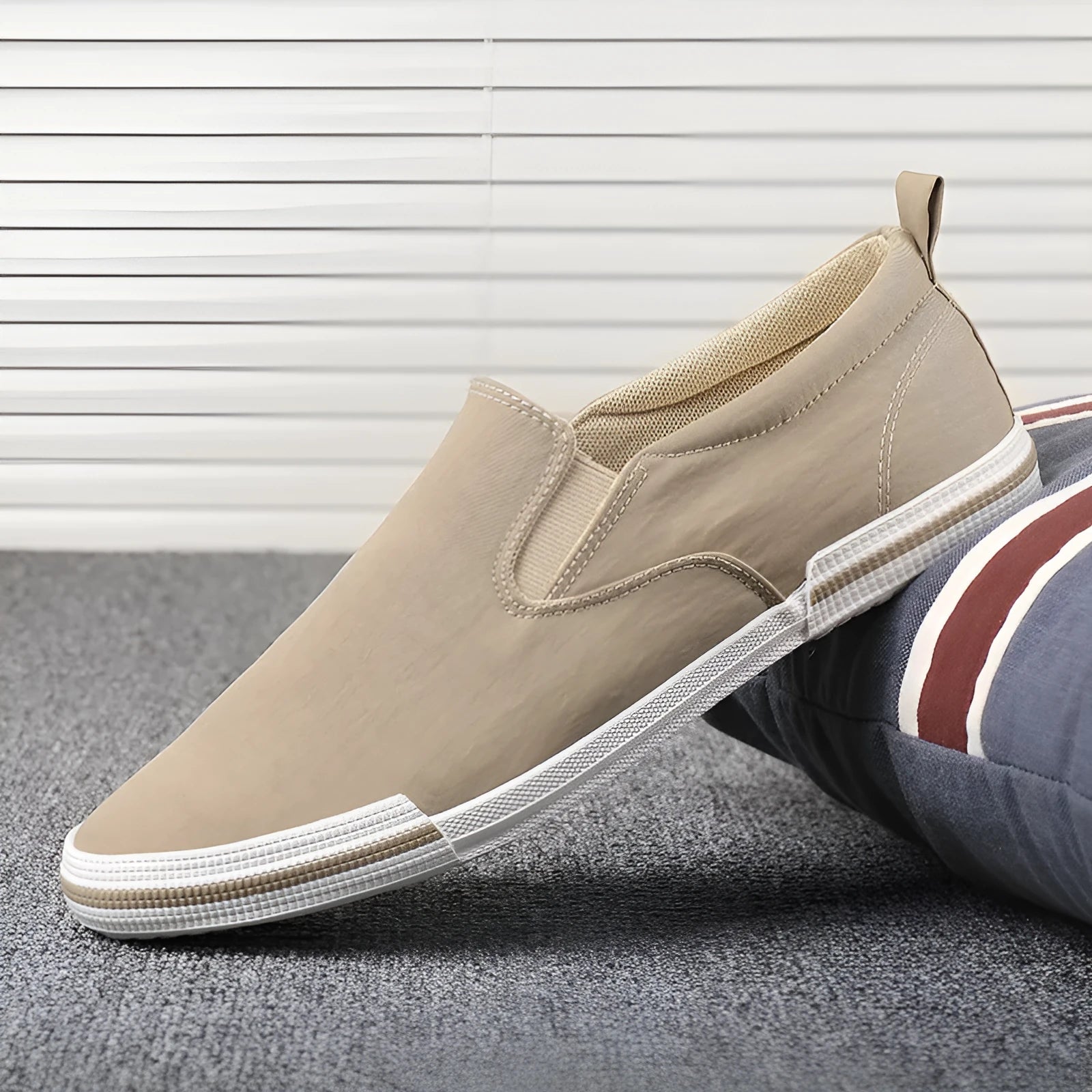 Men's low-top canvas casual shoe in grey with a vulcanised rubber sole and rounded toe.