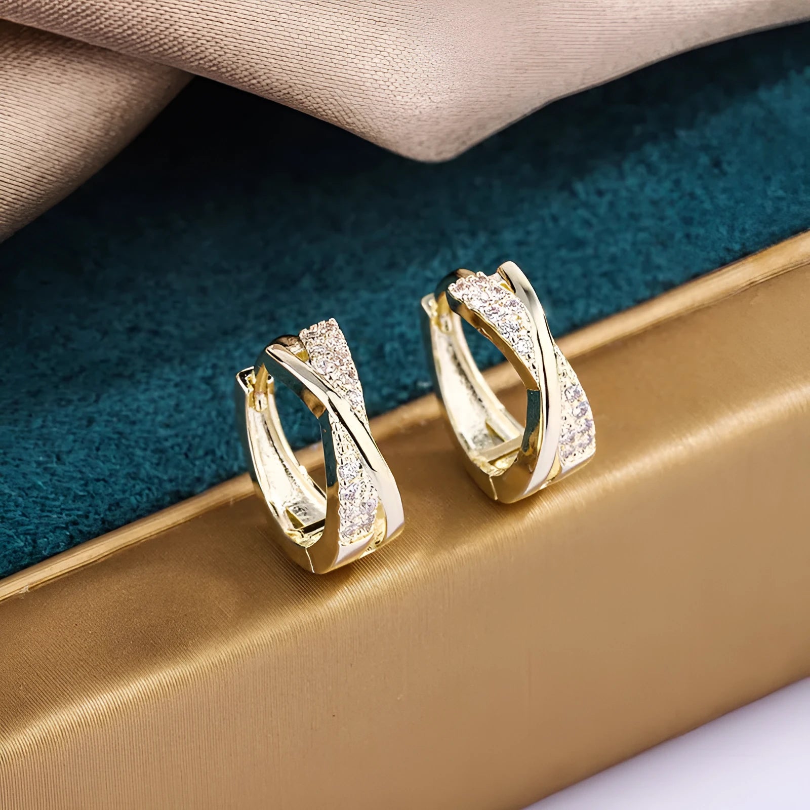 Geometry-shaped copper earrings with zircon treatment in 14K yellow colour