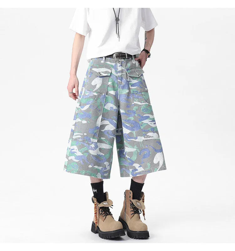 Women's cropped camouflage denim trousers with straight leg cut and front pocket