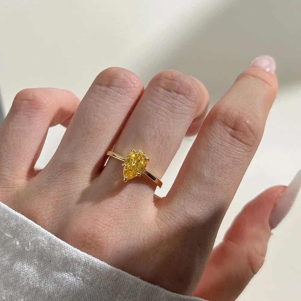 Sterling silver closed ring with pear-shaped zircon inlay and electroplated geometric band
