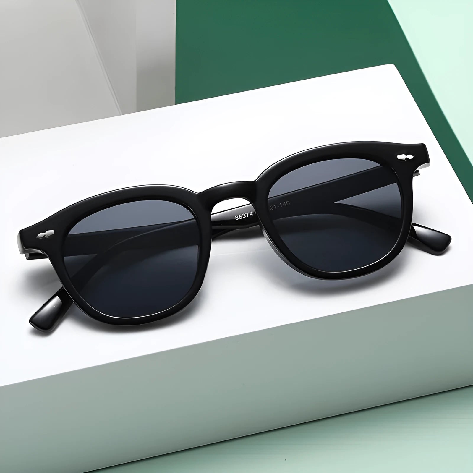 Retro round sunglasses with metal hinge and PC lens in various frame and colour combinations