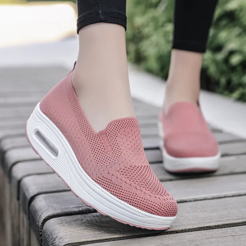 Women's mesh casual low top lace-up shoes in black with car stitching and round toe