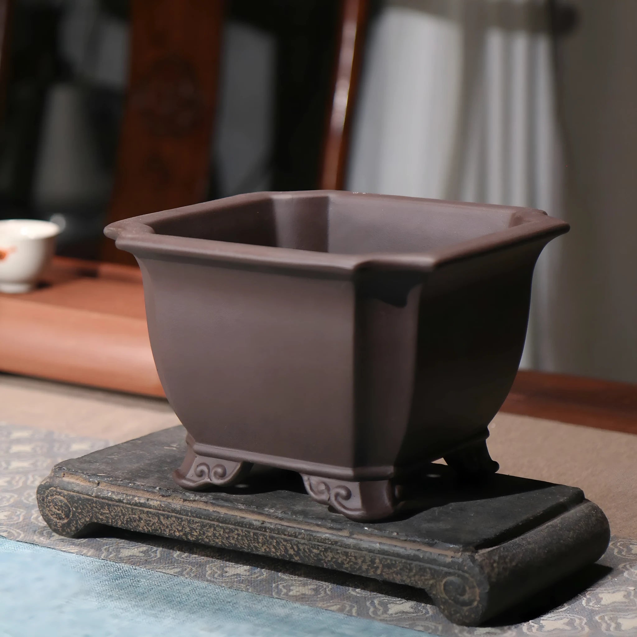 Chinese-style classical purple clay flowerpot for indoor bonsai with medium or large size options in brown or purple clay colour