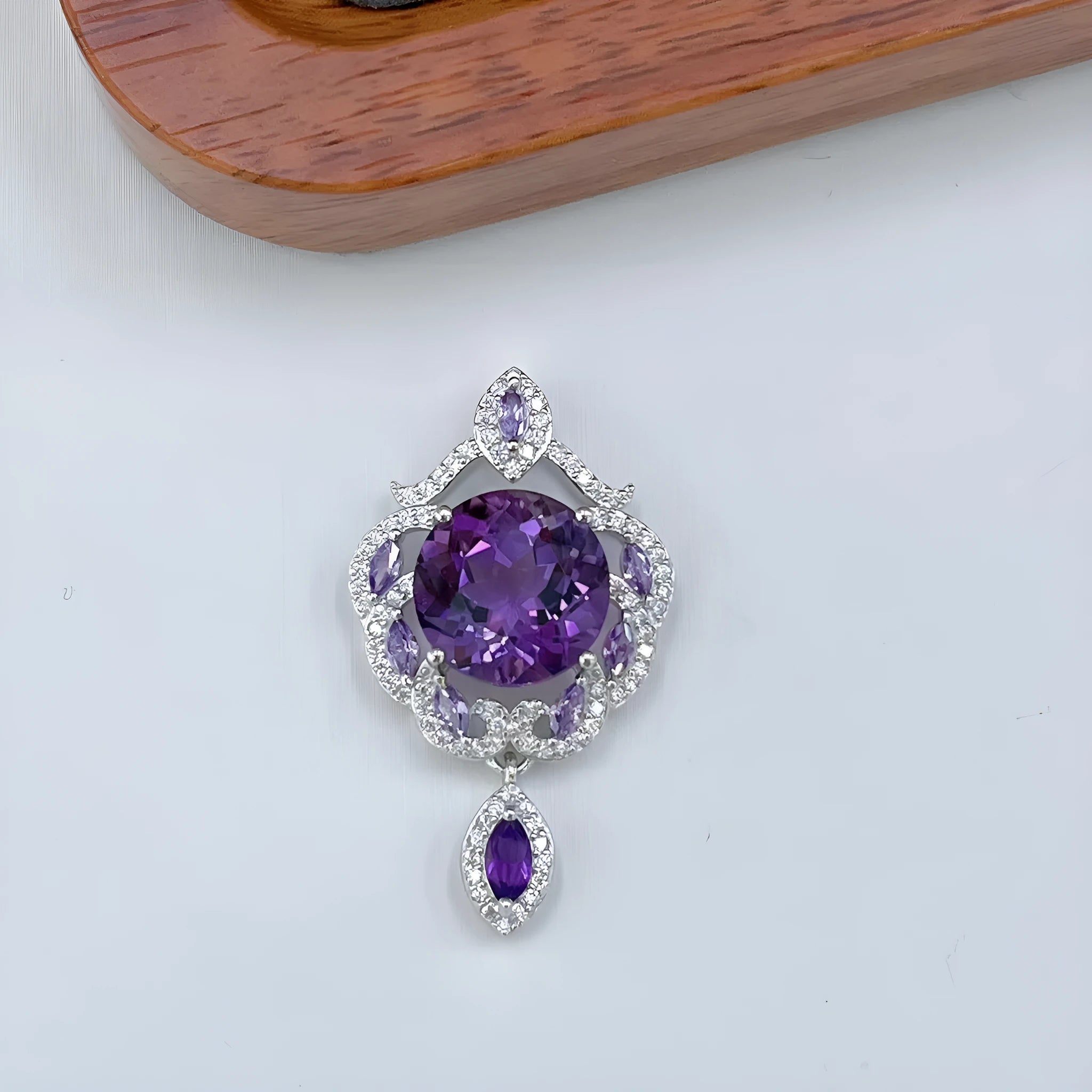 Purple amethyst stone set in platinum-plated silver U-shaped pendant with meteor shower pattern