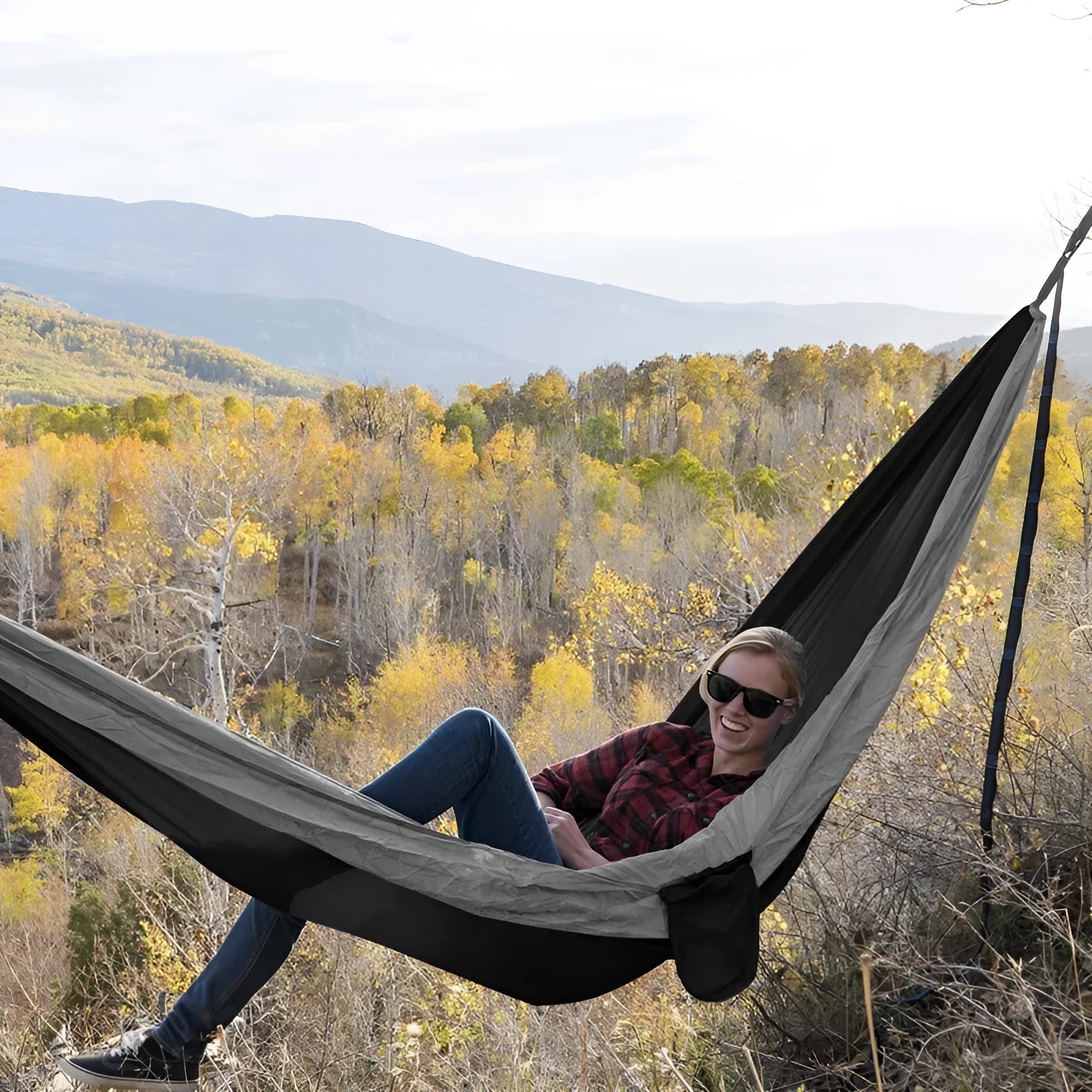 Double camping parachute hammock 300x200cm 210T nylon with tree straps and carabiners in outdoor setting