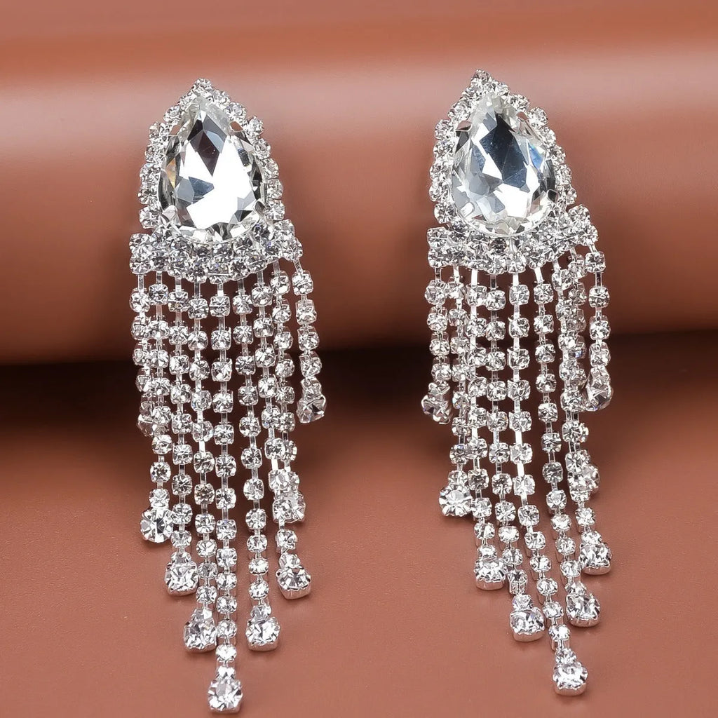 Drop-shaped rhinestone tassel earrings in silver with diamond treatment, 10cm length