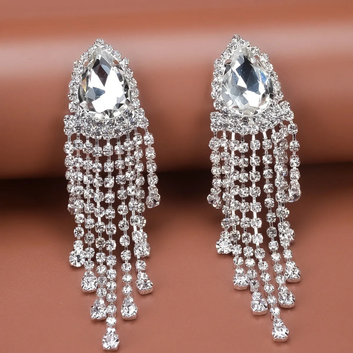 Drop-shaped rhinestone tassel earrings in silver with diamond treatment, 10cm length