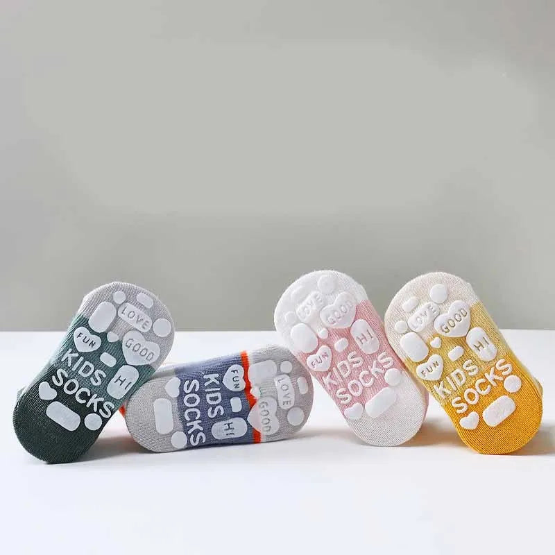 Children's low-cut boat socks in combed cotton with non-slip sole, shown in white, pink, bright, and dark colours, sizes XS to XL