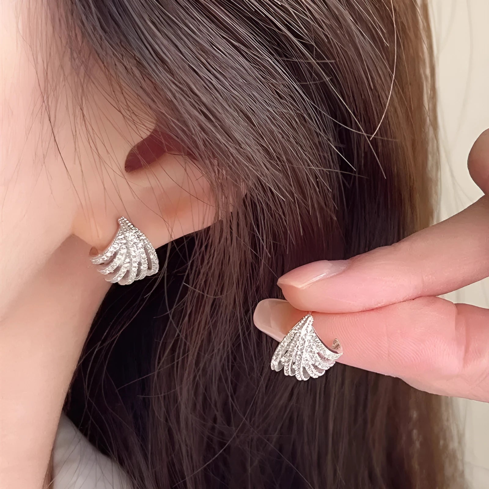 Geometric platinum-coloured zircon earrings with line design and European-American styling