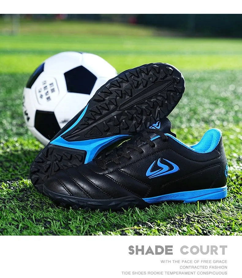 Men's low-top football boots with synthetic leather upper and rubber sole for artificial grass pitches.