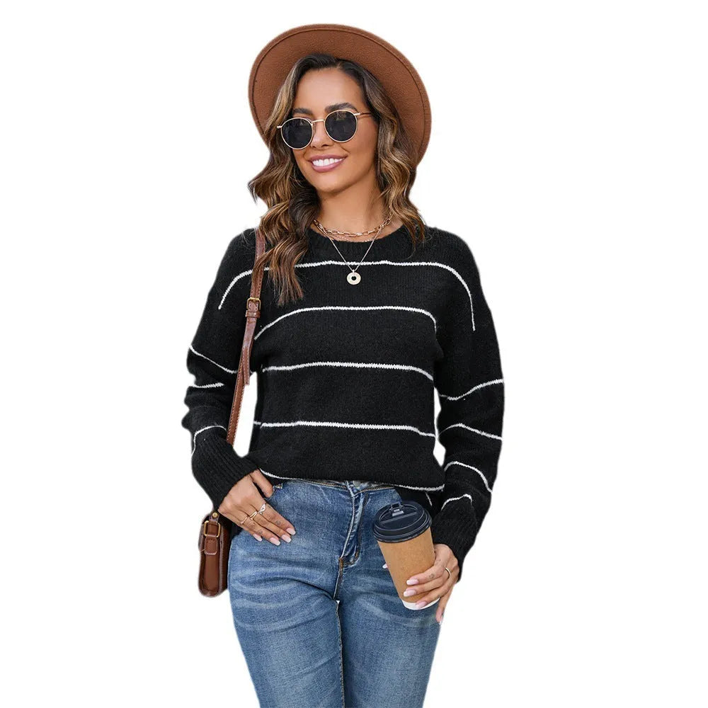 Striped women's pullover sweater in black or white with round neck and loose street fashion fit