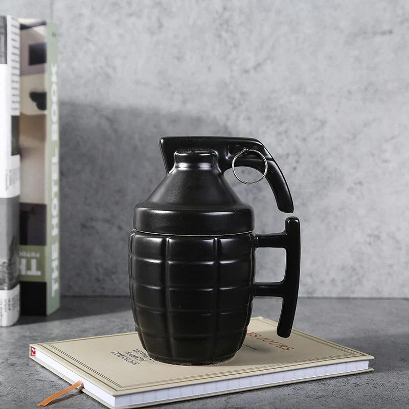 Grenade-shaped ceramic coffee mug with lid, made of durable nylon material for hot drinks