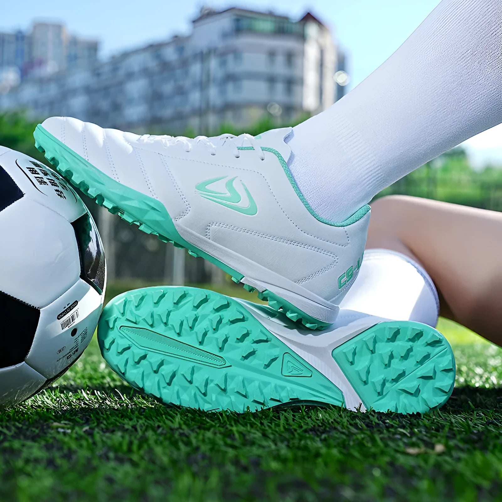 Men's low-top football boots with synthetic leather upper and rubber sole for artificial grass pitches.