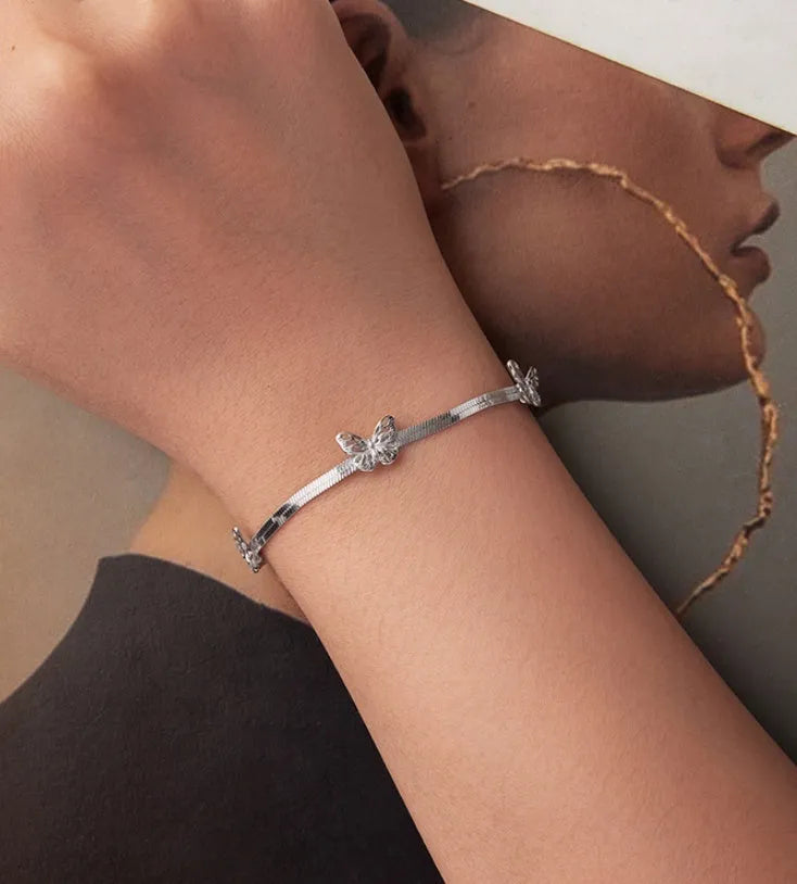 Smart Fairy Style butterfly bracelet in silver with electroplated finish, BSB217 colour, on display