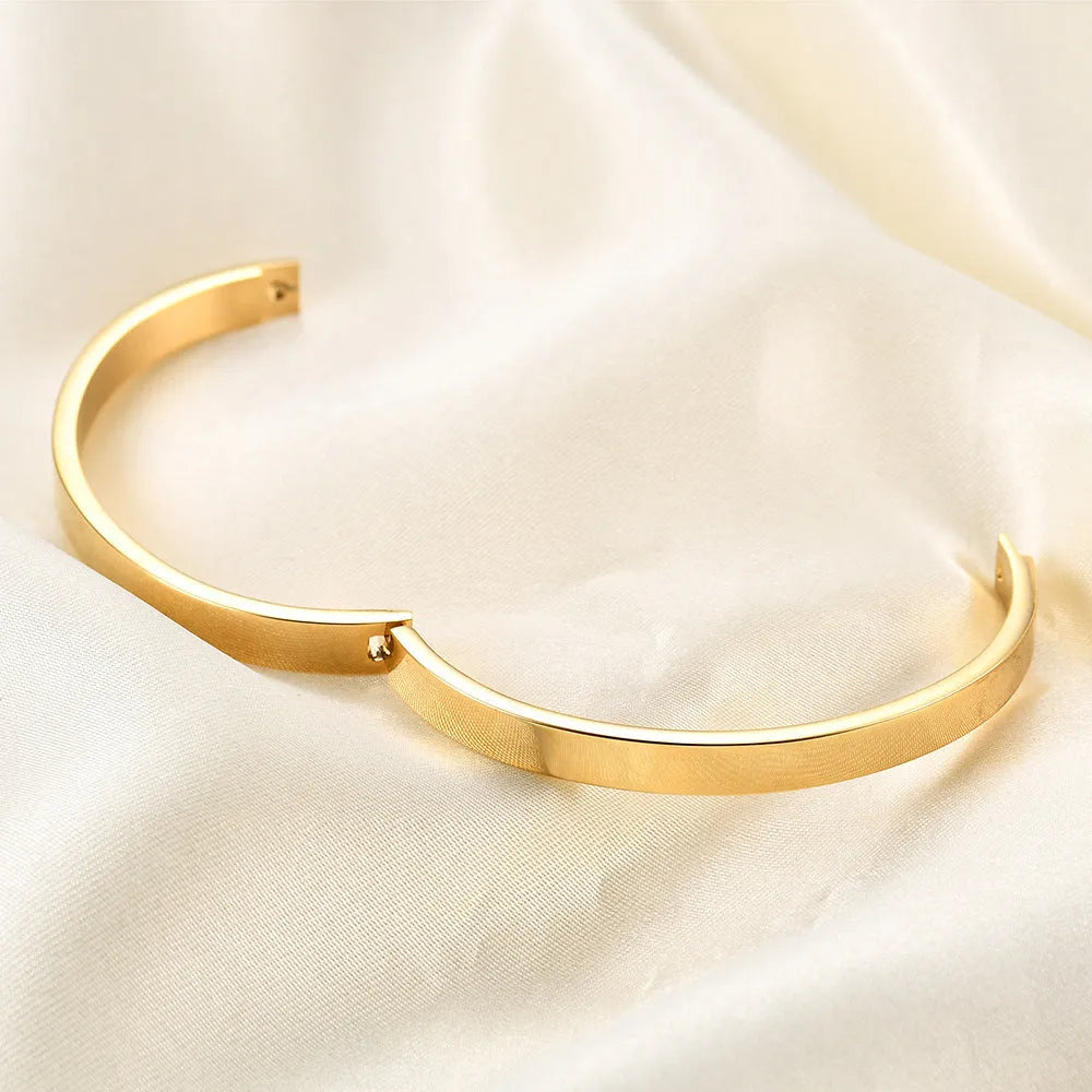 Simple glossy snap bracelet for women in polished stainless steel, oval minimalist design, steel colour or gold