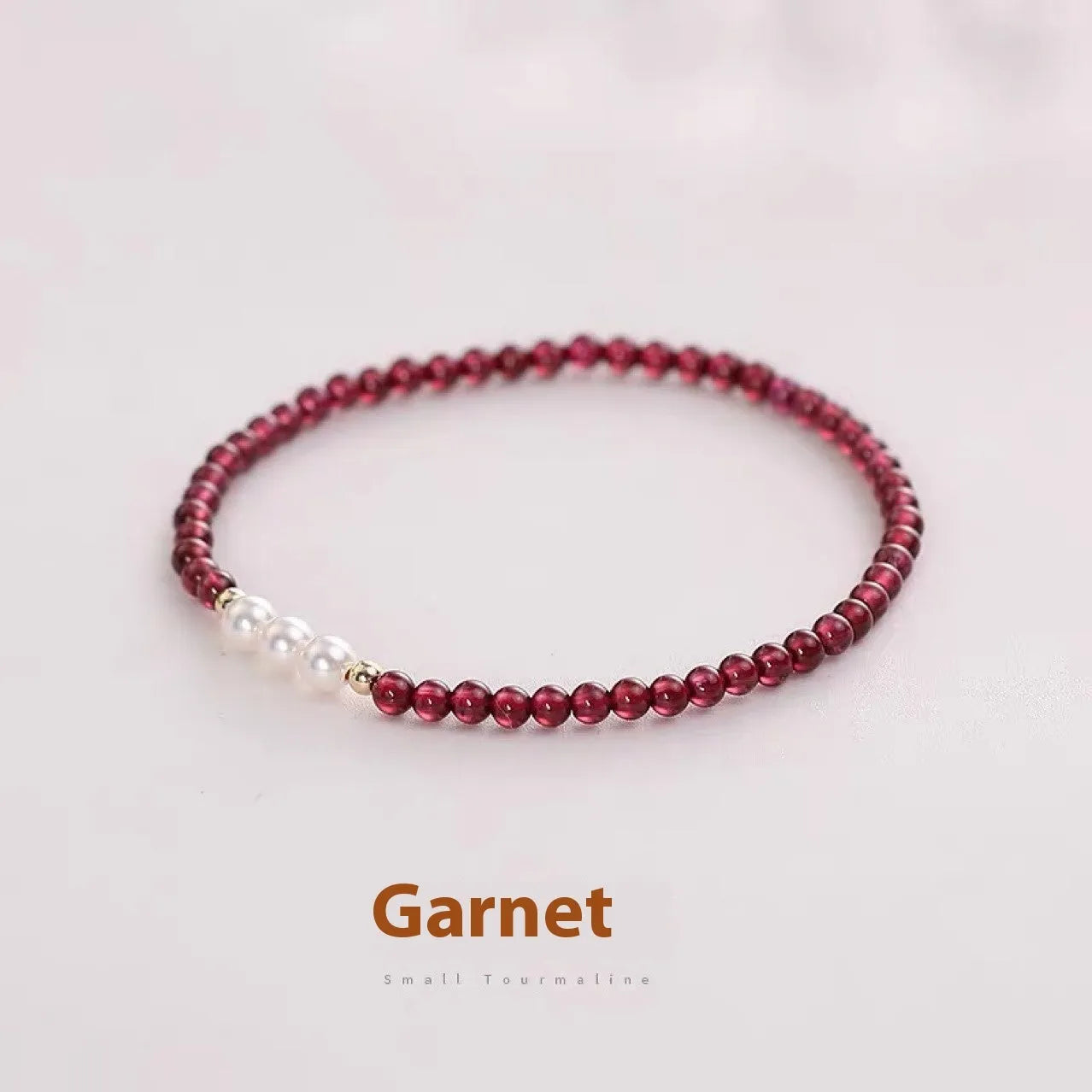 Women's artificial pearl bracelet with Chinese garnet beads in crystal construction