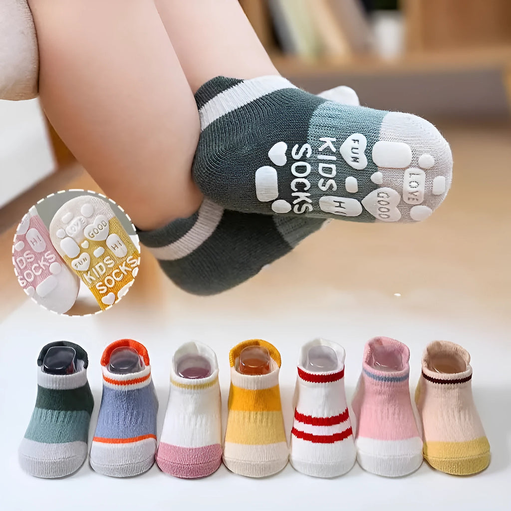Children's low-cut boat socks in combed cotton with non-slip sole, shown in white, pink, bright, and dark colours, sizes XS to XL