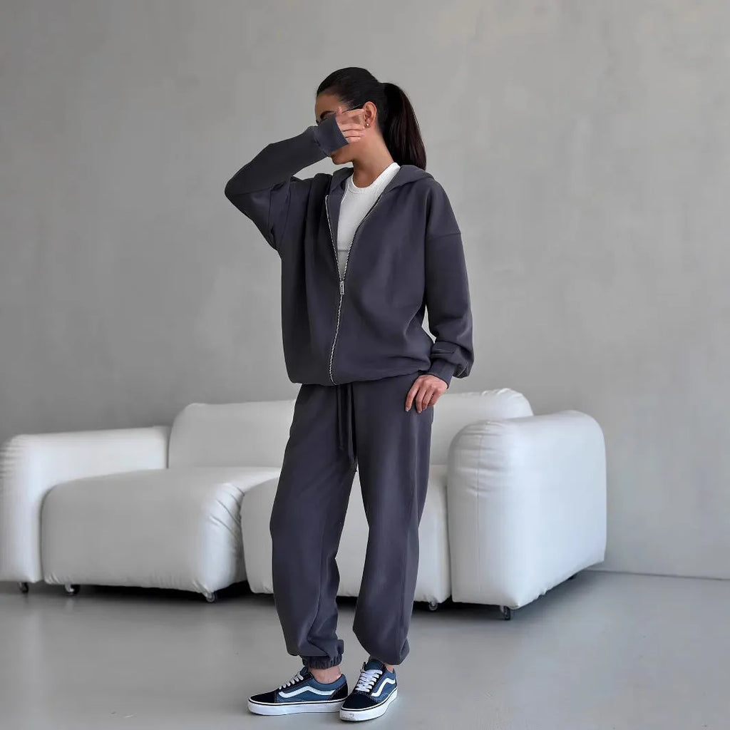 Long-sleeved coat and trousers two-piece set in a solid colour, loose street style fit.