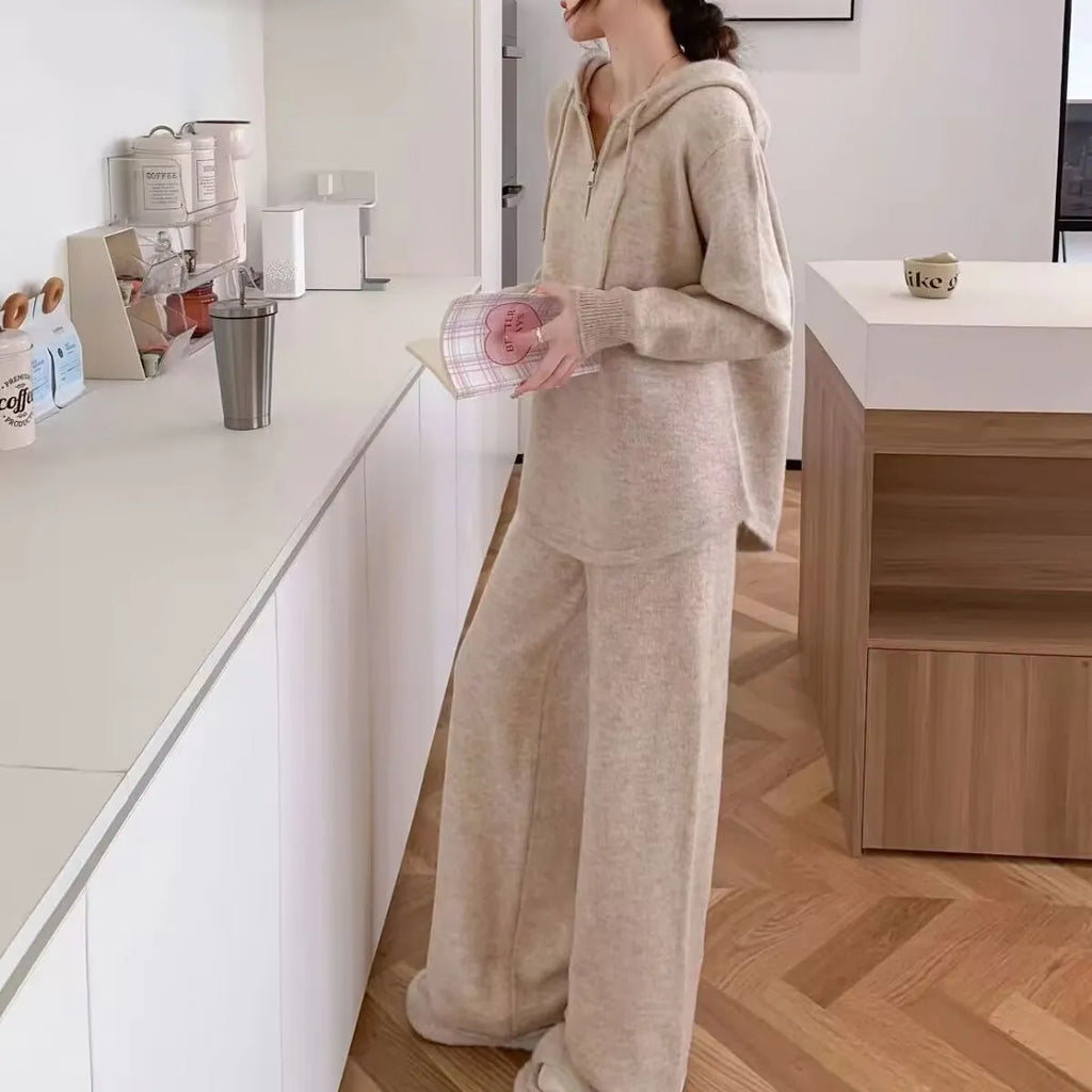 Women's loose hooded sweater and wide-leg pants set in solid colour, long sleeves, patch detail, polyester fabric, apricot option.