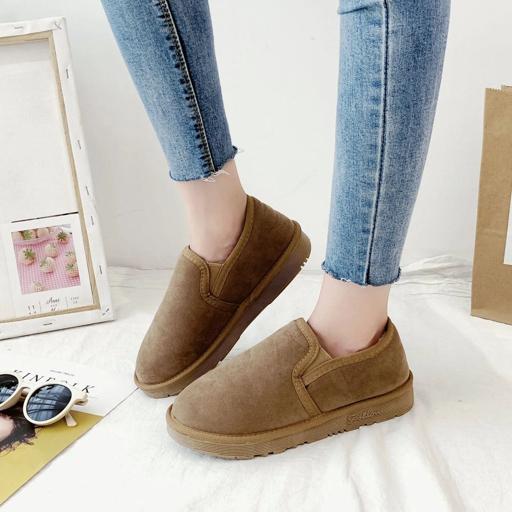 Flat-heel snow boot with fleece lining in multiple colour options on a rubber sole.