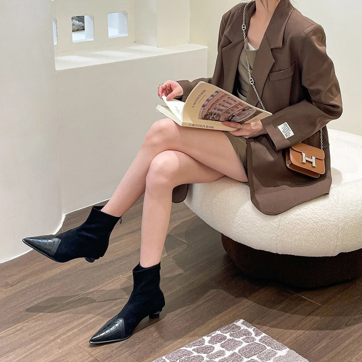 Retro patchwork pointed boots with back zipper and kitten heel in brown or black suede, sizes 35-39.