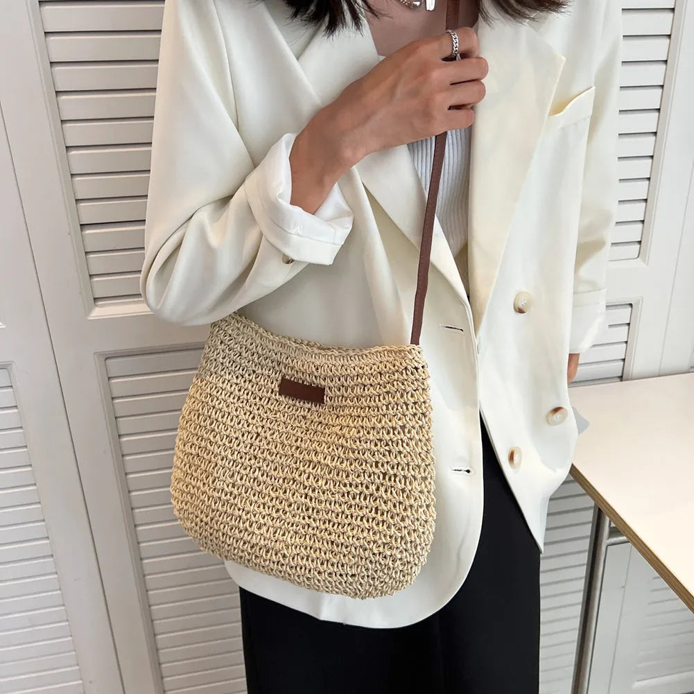 Medium woven straw tote bag with zipper in beige or dark khaki, 29cm wide, 23cm high, 6cm deep.