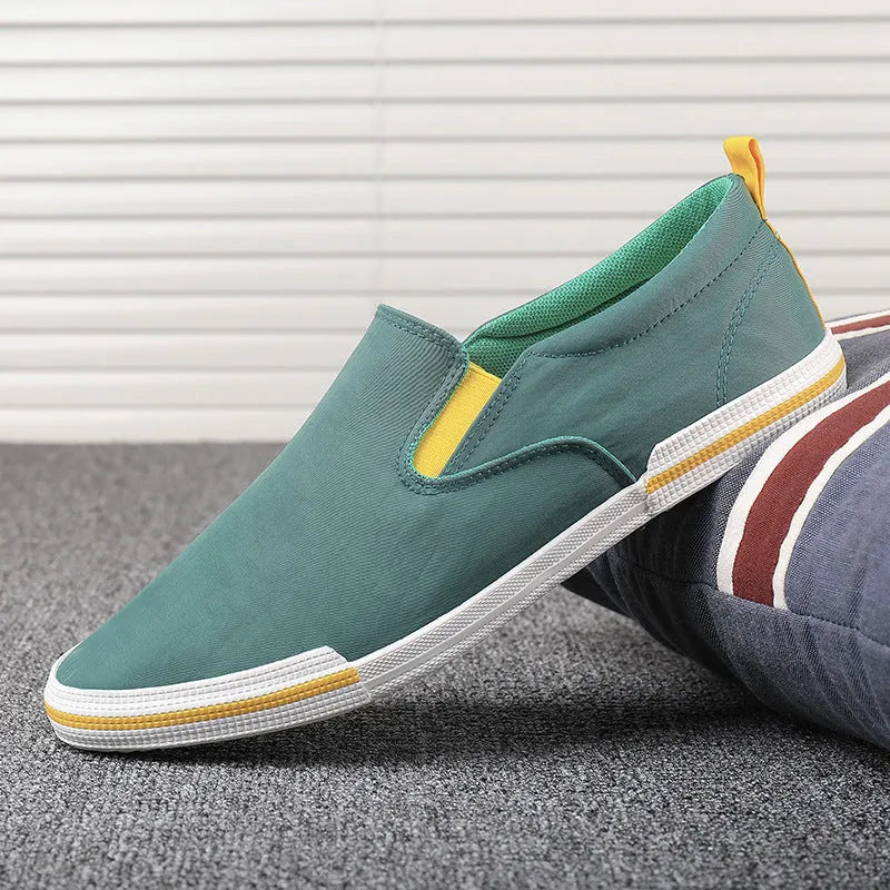 Men's low-top canvas casual shoe in grey with a vulcanised rubber sole and rounded toe.