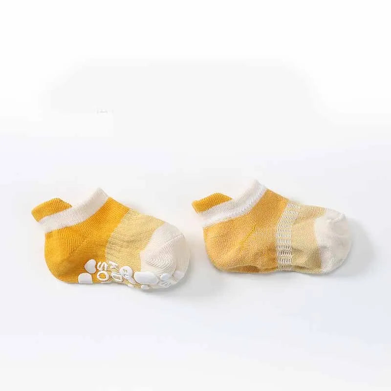 Children's low-cut boat socks in combed cotton with non-slip sole, shown in white, pink, bright, and dark colours, sizes XS to XL