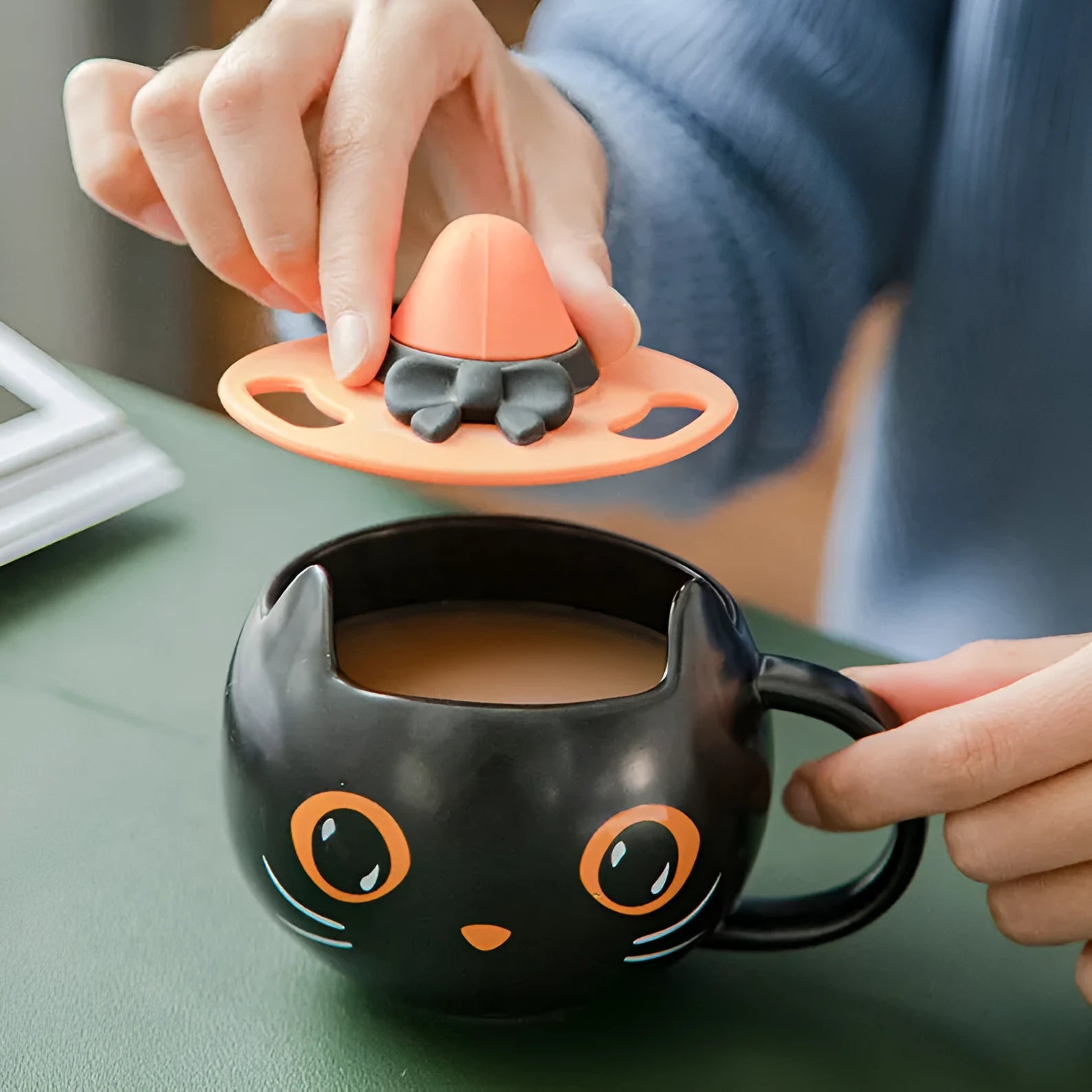 Black ceramic Halloween pumpkin couple mug with 355ml capacity and cat-shaped spoon lid.